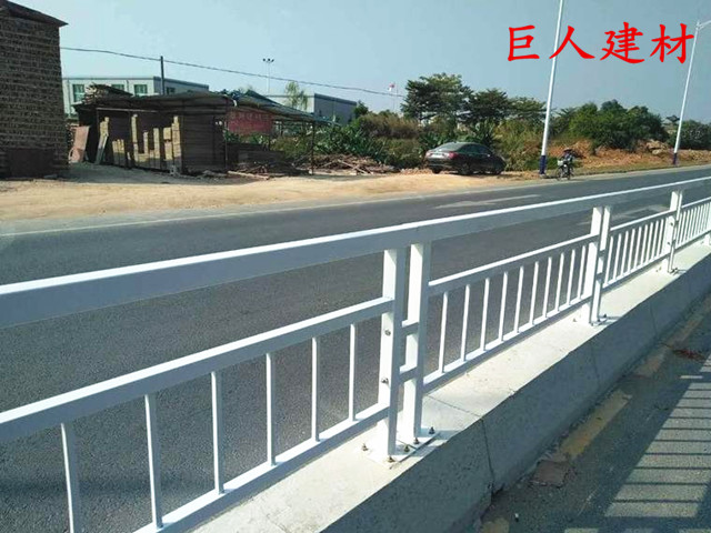 深圳甲型公路護(hù)欄廠家，甲型道路護(hù)欄選巨人